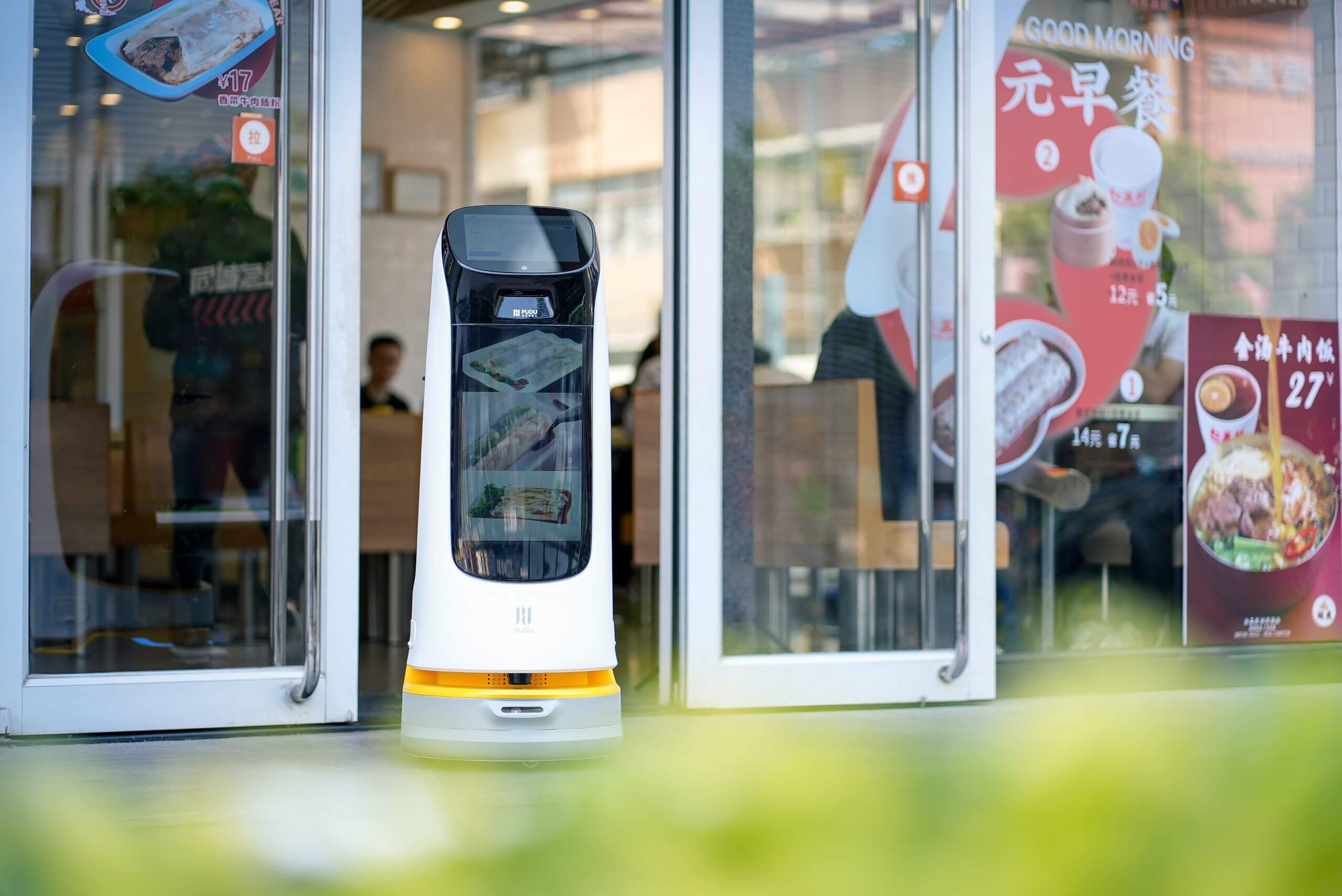 KettyBot utilizzata per attrarre all'ingresso del negozio
